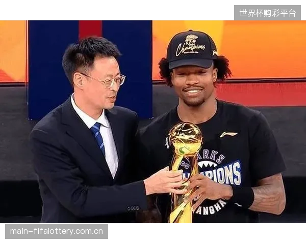 古德温凭借总决赛超强统治力获FMVP,其关键球能力成为上海队夺冠的核心驱动。 古德温凭借总决赛超强统治力获FMVP,其关键球能力成为上海队夺冠的核心驱动。